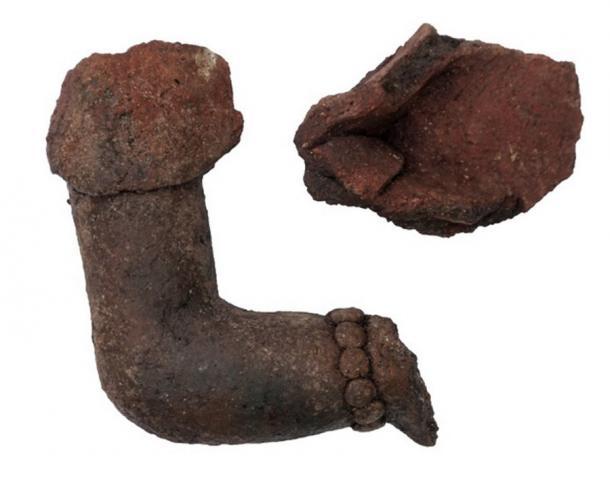 Es hat sich herausgestellt, dass es im Norden der mexikanischen Halbinsel Yucatan einst heilige Kakaohaine der Maya gab, allerdings an Orten, die man vielleicht nicht erwartet. Dieser Keramikarm mit Armband stammt von einer Figur, die in einem der Senkgruben in diesem Gebiet gefunden wurde. 