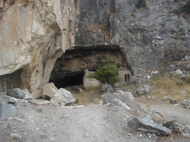 Kirche am Eingang der Höhle Penteli.