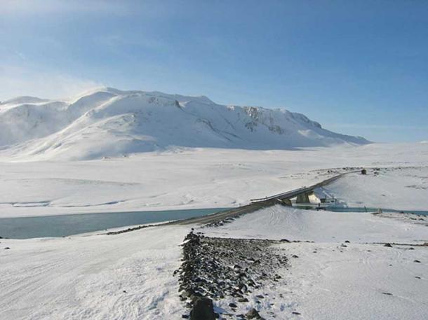 Kjolur-Route, mit der Brücke über den Fluss Hvitá und dem Berg Bláfell im Hintergrund. Durch NH53