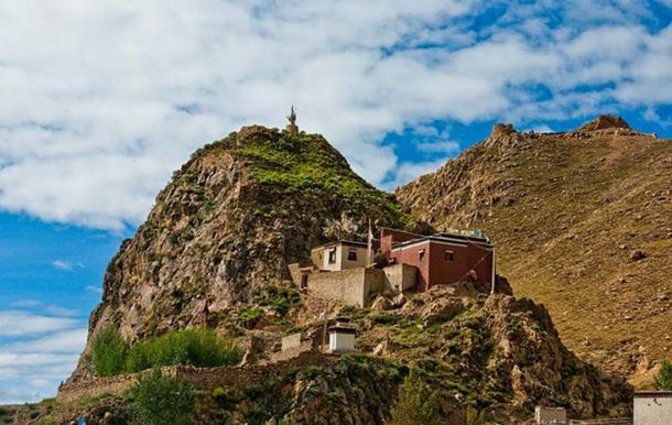 Ein kleines Kloster in Tibet. (Antoine Taveneaux/ CC BY SA 3.0) Es heißt, ein Abt eines buddhistischen Klosters habe einem Arzt den geschnitzten Schädel geschenkt, weil er medizinische Hilfe leistete.