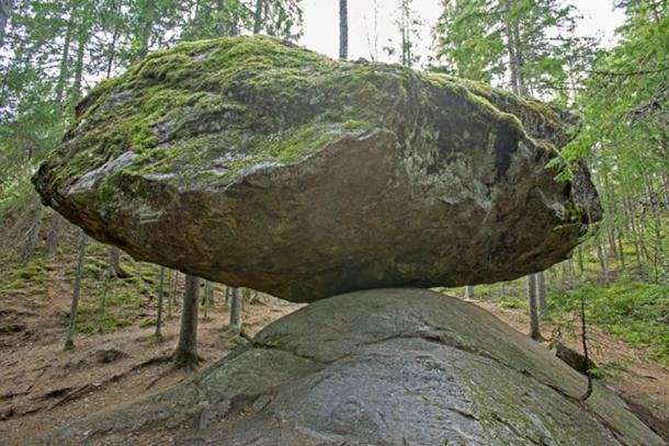Der balancierende Felsen von Kummakivi