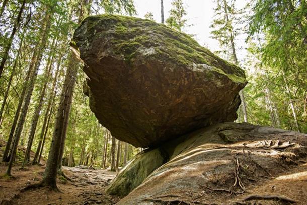 Kummakivi (seltsamer Fels), gefunden in Ruokolahti, Südkalelien, Finnland.