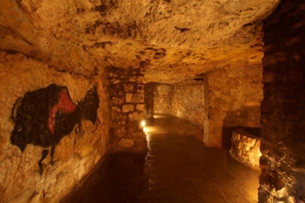 Kunstwerke im prähistorischen Stil schmücken die Wände des Labyrinths, das sich unter der Budaer Burg befindet