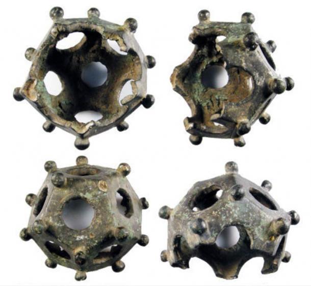 Ein unvollständiges gegossenes Kupferlegierungsdodekaeder (1 - 400 n. Chr.), das von einem Metalldetektor in Yorkshire, England, entdeckt wurde.