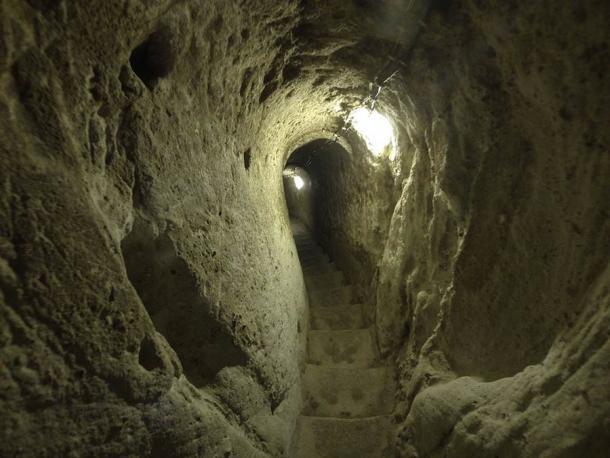 Einer der labyrinthischen Gänge in der unterirdischen Stadt Derinkuyu in der Türkei.