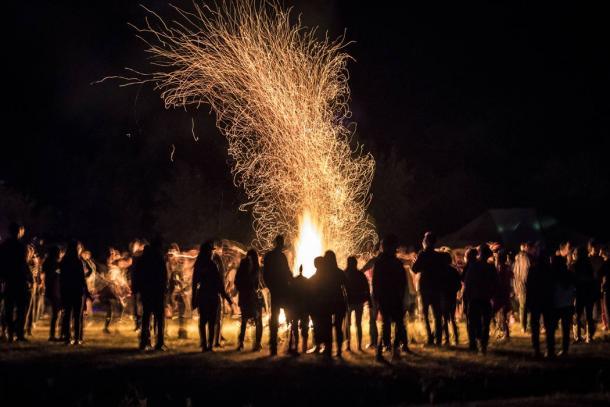 Ein Lagerfeuer ist eine alte Tradition zu Samhain