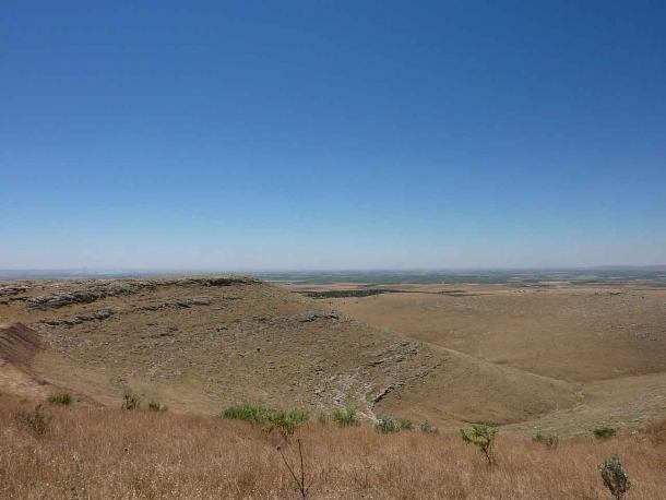 Die scheinbar vergessene Landschaft rund um die Göbeklitepe-Stätte und vermutlich der Ort, an dem die neuesten 11 Hügel oder künstlichen Grabhügel kürzlich entdeckt wurden. Bislang wurden noch keine Fotos des neuesten Fundgebietes veröffentlicht