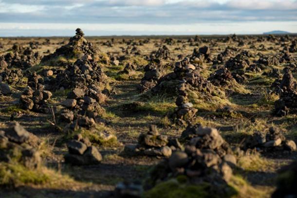 Laufskalavarda-Lavagebirge und Steinhaufen, Island