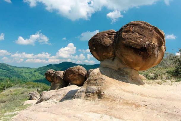 Diese Trovanten oder lebenden und beweglichen geologischen Formationen befinden sich in der Nähe von Ulmet im Buzăului-Gebirge in Rumänien.