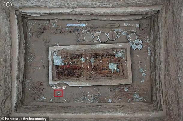 Das Grab des Adligen von Liujiawan und der Standort des rot markierten Bronzegefäßes mit Gesichtscreme. 