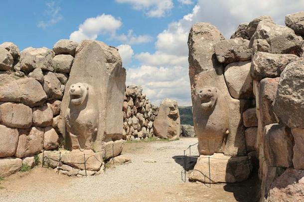 Das Löwentor im südwestlichen Teil der UNESCO-Ruinen von Hattusa, die heute ein riesiger archäologischer Park unter freiem Himmel und eines der wichtigsten touristischen Ziele der Türkei sind