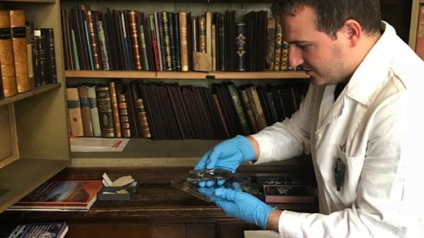 Ludovic Ferrière, Kurator der Gesteinssammlung, hält den Oklo-Reaktor im Naturhistorischen Museum in Wien.