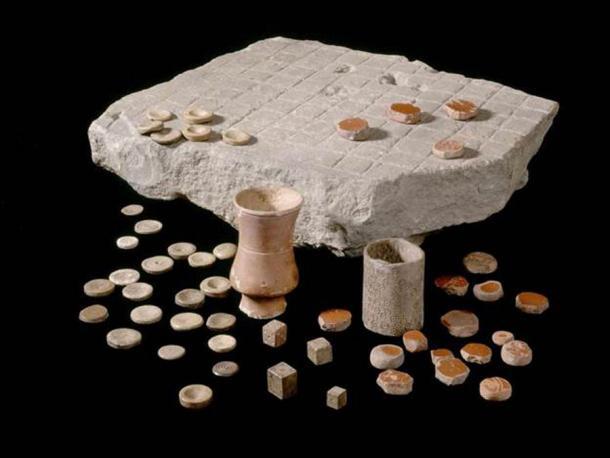 Dieses im römischen Britannien gefundene Ludus Latrunculorum-Brett wurde in einem Strategiespiel für zwei Spieler verwendet, bei dem die militärischen Fähigkeiten der Teilnehmer auf unterschiedlich großen Feldern getestet wurden