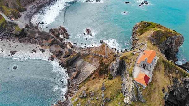 Luftaufnahme der Einsiedelei in San Juan de Gaztelugatxe.