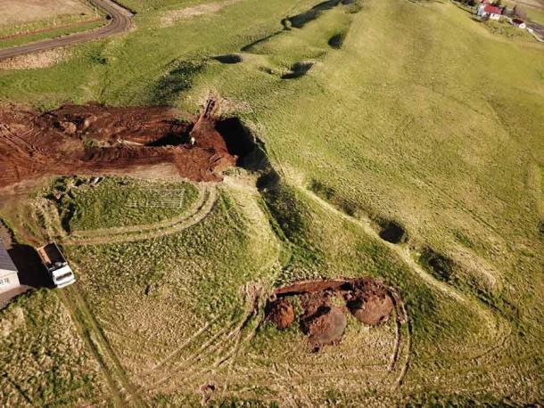 Eine Luftaufnahme der künstlichen Höhlen in der Nähe von Oddi im Süden Islands.