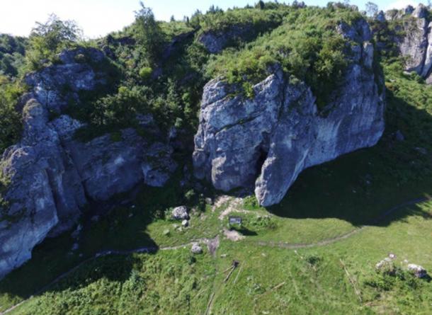 Luftaufnahme der polnischen Stajnia-Höhle, in der 2010 der Elfenbeinanhänger eines Mammuts aus dem Jungpaläolithikum entdeckt wurde.