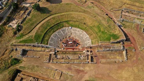 Luftbild der archäologischen Stätte von Messene mit dem antiken griechischen Messene-Theater.