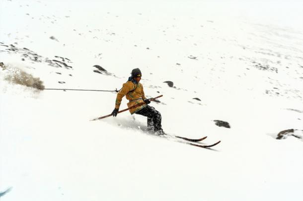 Ma Liqin, traditioneller Skifahrer aus dem chinesischen Altai, zeigt die Technik der Verwendung eines einzigen Stocks beim Abfahrtslauf.