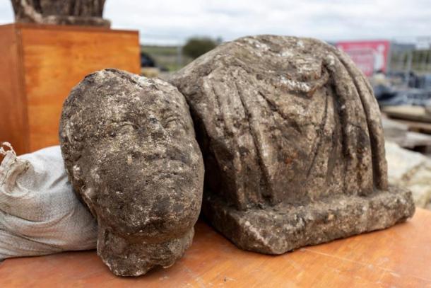 Männlicher Kopf und Torso einer römischen Statue, die während einer archäologischen Ausgrabung der HS2 an der Stelle der alten St. Mary's Kirche in Stoke Mandeville, Buckinghamshire, entdeckt wurde.