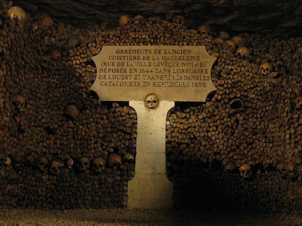 Gebeine aus dem ehemaligen Magdeleine-Friedhof. 1844 im westlichen Beinhaus (Knochenspeicher) deponiert und im September 1859 in die Katakomben überführt.