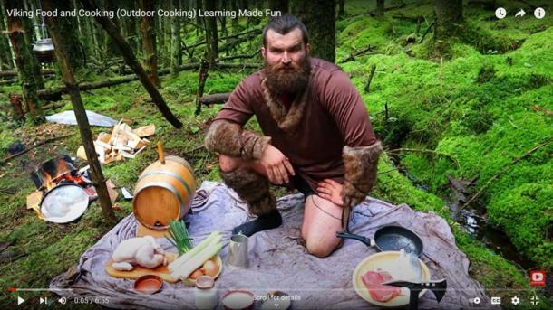 Dieser Mann erklärt, wie die Wikinger gegessen haben, und wenn man sich lange genug nach dieser nordischen Diät ernährt, kann es sein, dass man auch ein bisschen von diesem Wikingergeruch abbekommt.