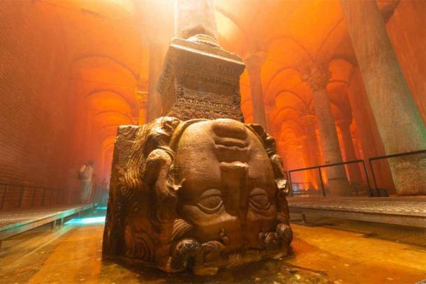 Bewachten diese beiden riesigen Marmorköpfe den Sarkophag der Medusa? Wurde er wirklich von einem osmanischen Kaiser gestohlen? An diesem beliebten Touristenziel in Istanbul gibt es mehr Fragen als Antworten.