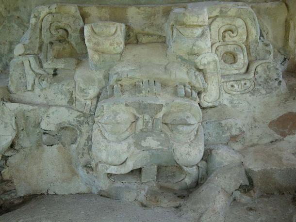 Maske, die Itzamnaaj, den Maya-Himmelsgott, darstellt. Sie befindet sich im Tempel VI in der archäologischen Zone von Comalcalco, Tabasco, Mexiko. 