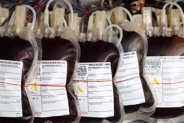 Das Trinken von möglichst frischem Menschenblut war wohl die beliebteste Art der Leichenmedizin.