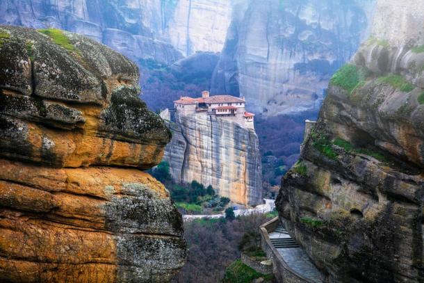 Wahrzeichen Griechenlands - einzigartiges Meteora mit hängenden Klöstern über Felsen.