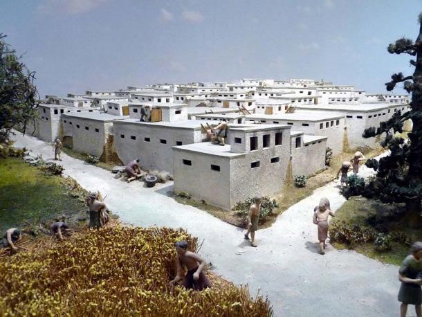 Modell der neolithischen Siedlung Çatalhöyük aus dem Jahr 7300 v. Chr. Die Çatalhöyük-Leitern sind deutlich zu sehen, wo sie durch die Dächer der einzelnen Häuser ragen, die alle miteinander verbunden sind.