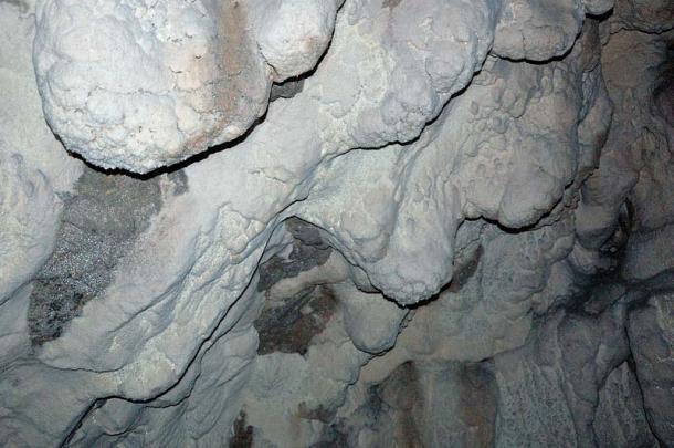Mondmilch, die eine Zutat der antiken Gesichtscreme war, wird aus mineralischen Höhlenformationen wie dieser gewonnen. 
