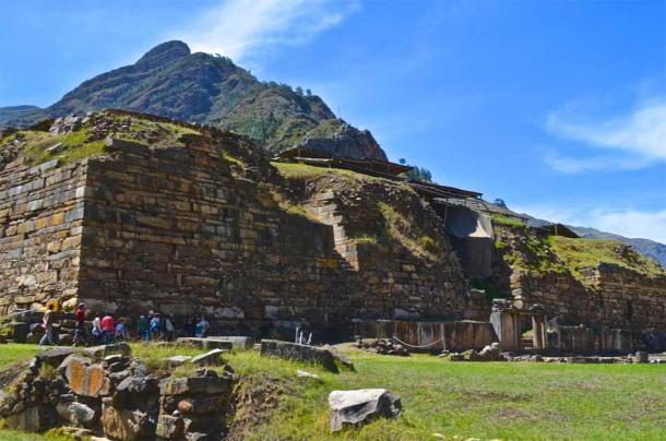 Der riesige monolithische Tempel in Chavin de Huantar