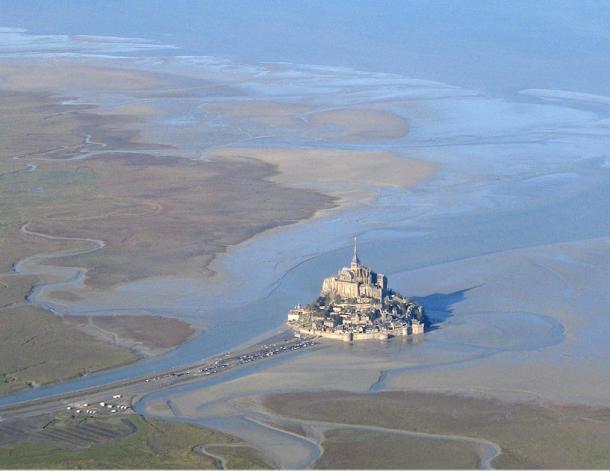Blick auf den Mont-Saint-Michel bei Ebbe
