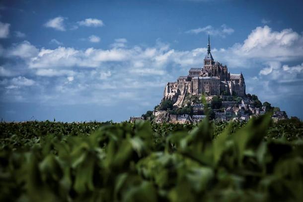 Wie aus einer alten Legende thront Mont-Saint-Michel auf einer felsigen Insel im Ozean
