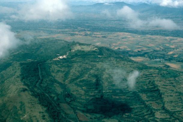 Monte Albán aus der Luft. Hunderte vorspanischer Wohnterrassen befinden sich an den Hängen unterhalb des Hauptplatzes an der Spitze des Hügels.