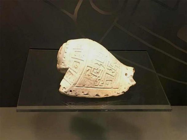 Eine schön geschnitzte Muscheltrompete, gefunden in Chavin de Huantar