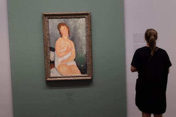 Museumsbesucherin und „Junge Frau im Hemd“ (1918) von Amedeo Modigliani in der Albertina, Wien