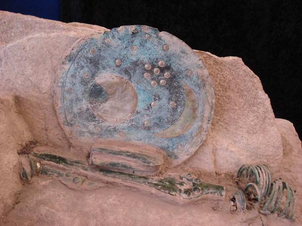 Nachbildung der Fundsituation der Himmelsscheibe von Nebra für die große deutsche Museumsausstellung „Der geschmiedete Himmel“ im Jahr 2004.