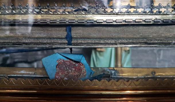 Nahaufnahme eines Reliquienschatzes im Kreuzgang der Liebfrauenbasilika in Maastricht, Niederlande. Die Objekte aus der Schatzkammer der Kirche werden hier in Vorbereitung auf die Reliquienverehrung in der Kirche gezeigt, die Teil der Heiligdomsvaart ("Reliquienwallfahrt") ist, einem religiösen und historischen Ereignis, das einmal in sieben Jahren stattfindet und bis ins Mittelalter zurückreicht. Dieser Reliquienschrein aus dem 19. Jahrhundert enthält einen kleineren Reliquienschrein aus dem 14. Jahrhundert mit dem Gürtel der Jungfrau Maria. 