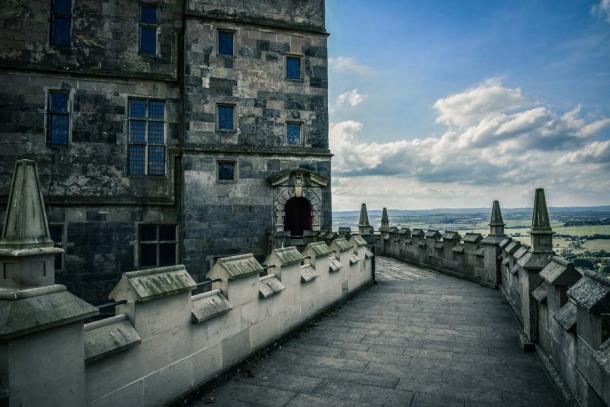 Eine Nahaufnahme des Mauerwerks und der architektonischen Gestaltung von Bolsover Castle