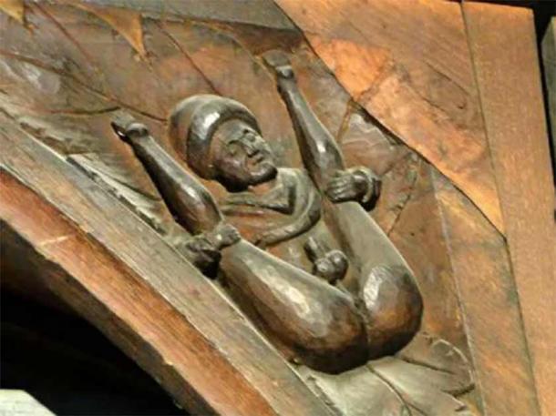 Eine Nahaufnahme der Genitalienschnitzerei in der anglikanischen All Saints' Church in Hereford, England, die kürzlich im Internet viral ging