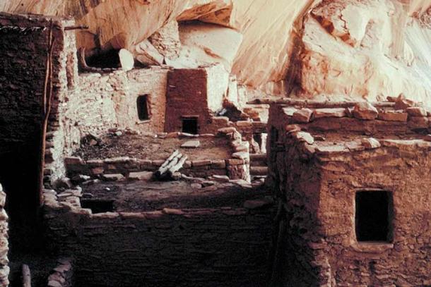 Eine Nahaufnahme der Keet Seel Felswohnungen im Navajo National Monument