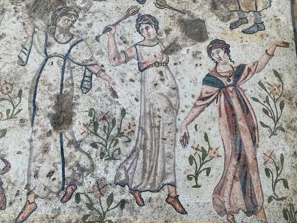 Eine Nahaufnahme der tanzenden Frauen auf dem römischen Mosaik, das in der antiken Stadt Germanicia, Kahramanmaraş, Südtürkei, entdeckt wurde.