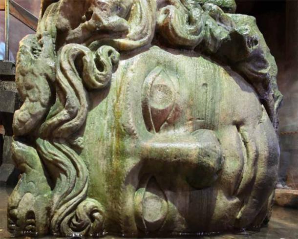 Eine Nahaufnahme einer der beiden riesigen Medusenköpfe in der Cisterna Basilica unter dem modernen Istanbul. Es verbreiteten sich Gerüchte, dass hier der Sarkophag der Medusa stand.