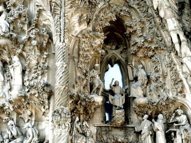 Die Krippenfassade der Kirche Sagrada Familia von Antoni Gaudi.