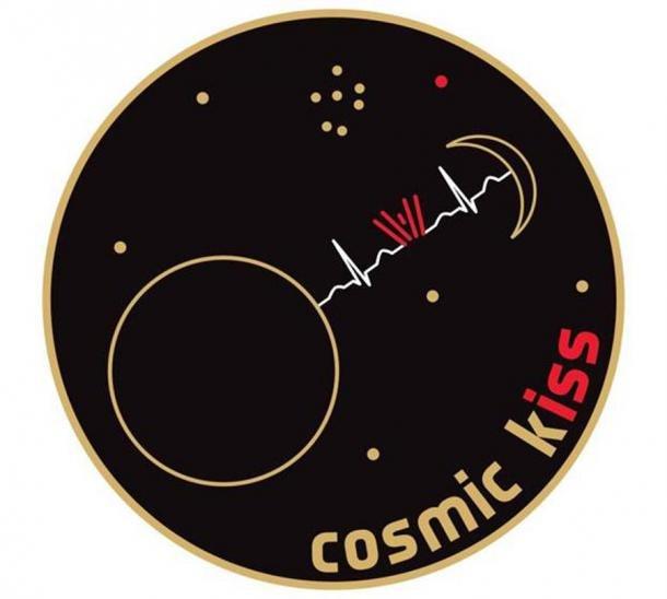 Der Weltraumflug mit der Himmelsscheibe von Nebra wurde vom deutschen Astronauten Matthias Maurer als Cosmic Kiss-Mission bezeichnet, und das Logo ist der antiken Scheibe nachempfunden