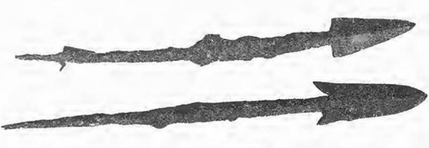 Norwegische Speerspitzen mit Widerhaken des Typs L aus Homerstad, Stange, Innlandet (links) und Strand, Elverum, Innlandet (rechts), könnten zur Durchführung der quälenden Prozedur verwendet worden sein.