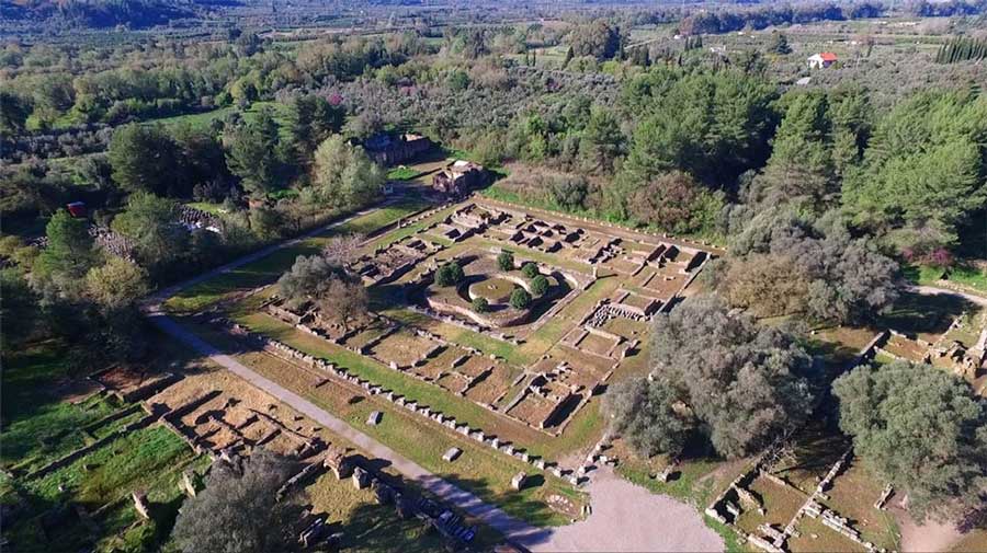Luftbild einer Drohne von den faszinierenden Ruinen des antiken Olympia, dem Geburtsort der Olympischen Spiele.