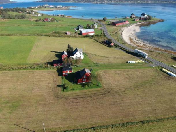 Tor-Kjetil Krokmyrdal wurde durch den Namen des Hofes Sandtorg in der Nähe von Tjelsund in Nordnorwegen inspiriert