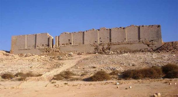 Nordfassade der Ruine des Osiris-Tempels in Taposiris Magna, westlich von Alexandria, mit Blick auf das Meer.
